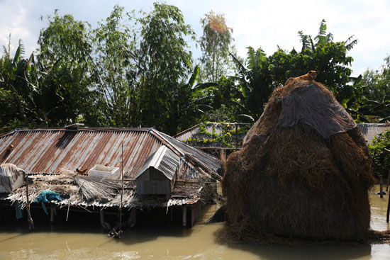 المنازل تغمرها مياه الفيضانات ببنجلاديش