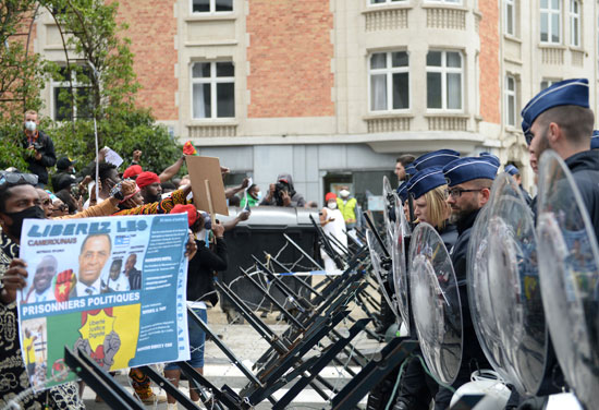 أبناء جالية الكاميرون يتظاهرون أمام مبنى المجلس الأوروبى