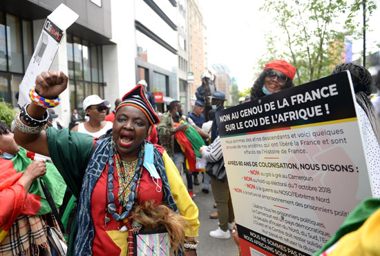 مواطنو الكاميرون يتظاهرون أمام مبنى المجلس الأوروبى