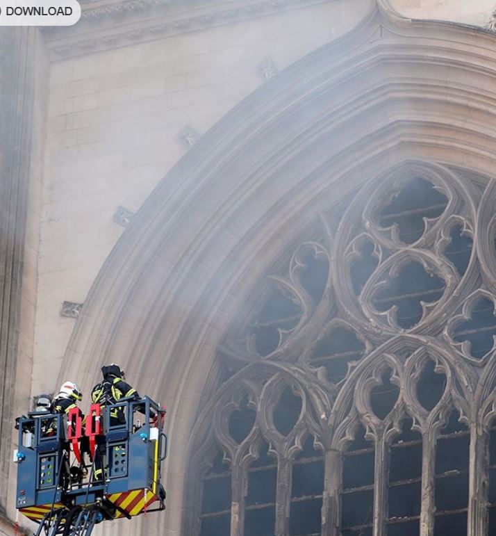 اندلاع حريق في كاتدرائية نانت بفرنسا (2)