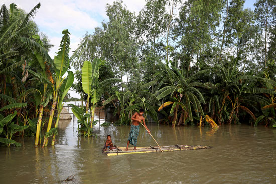 رجل يغادر بلدته بعد أن غمرتها مياه الفيضانات