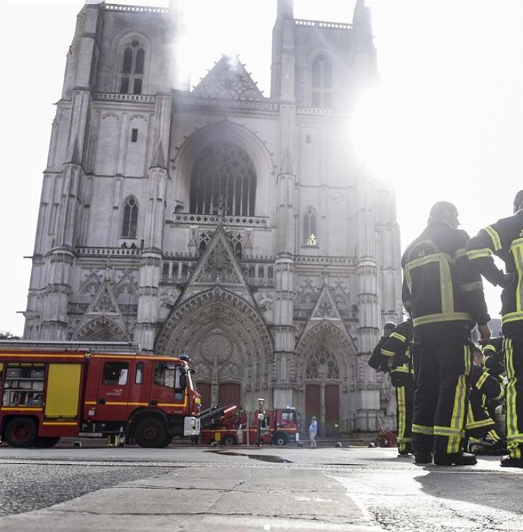 اندلاع حريق في كاتدرائية نانت بفرنسا (1)