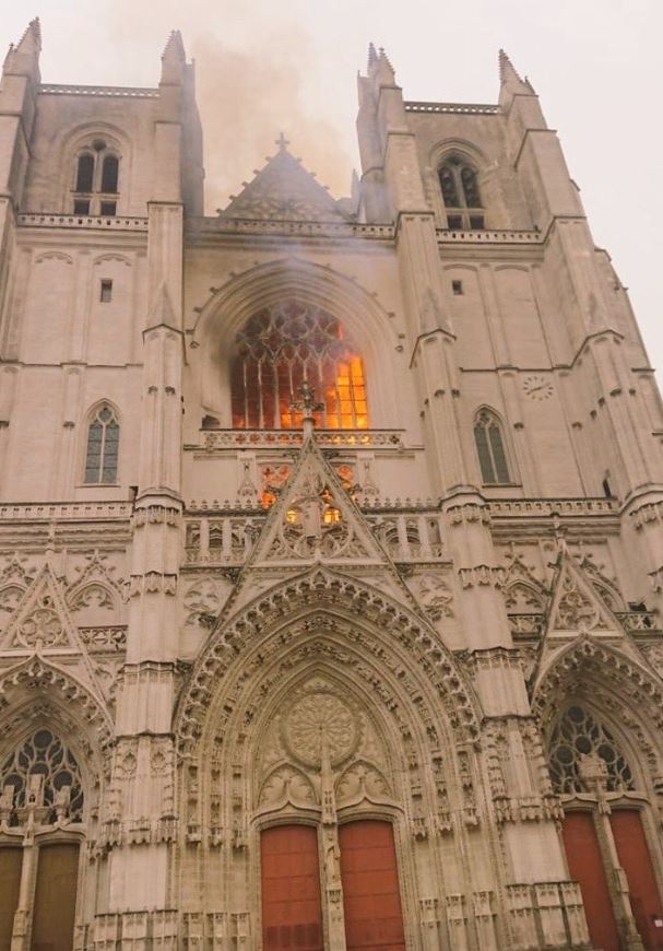 اندلاع حريق في كاتدرائية نانت بفرنسا (5)