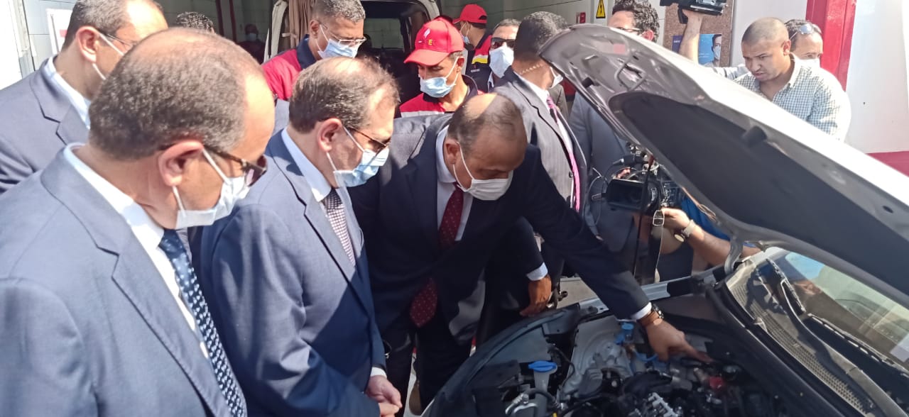 وزير البترول خلال الجولة وتفقده لعمليات تحويل السيارات للغاز الطبيعي وزير البترول خلال الجولة وتفقده لعمليات تحويل السيارات للغاز الطبيعي