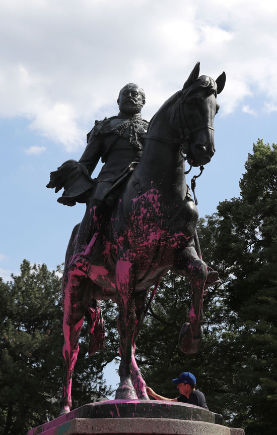 تمثال الملك إدوارد السابع مغطى بالرسم الوردي من أنصار حقوق السكان الأصليين وضد عدم المساواة العرقية فى كندا (4)