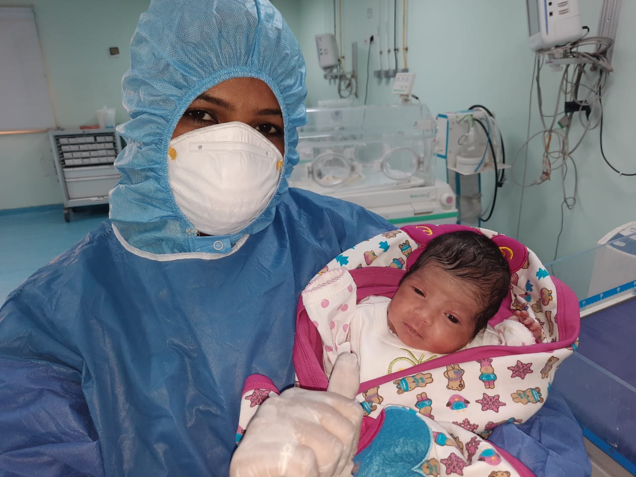 خروج طفلين من حضانة مستشفى الأقصر العام بعد ولادتهم  (1)