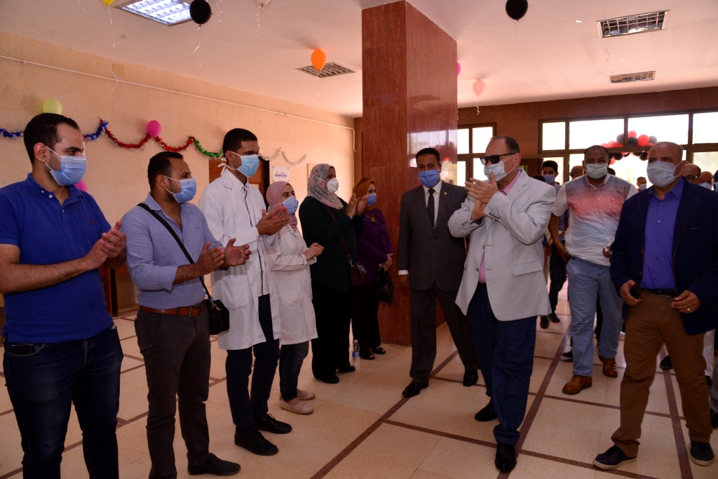 محافظ أسيوط يشهد حفل تعافى وخروج اخر 8 مصابين بمستشفى عزل المدينة الجامعية ويكرم الفريق الطبى بالمستشفى (2)