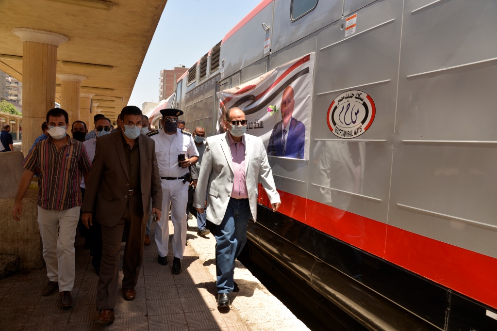 محافظ أسيوط يشهد انطلاق إحدى القطارات الجديدة عالية المستوى بمحطة السكة الحديد (1)