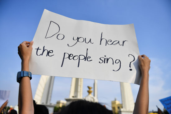 هل تسمع الناس يغنون؟؟ سؤال فى لافتة يرفعها أحد المتظاهرين