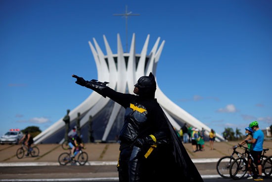 متظاهر يرتدي بطل الكتاب الهزلي باتمان يشارك في احتجاج لدعم الرئيس البرازيلي جاير بولسونارو أمام كاتدرائية برازيليا