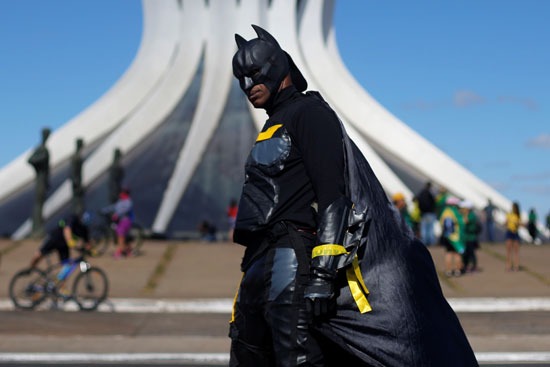 متظاهر يرتدي زي باتمان يشارك في احتجاج لدعم الرئيس البرازيلي جاير بولسونارو أمام كاتدرائية برازيليا
