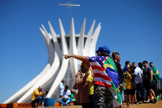 أنصار الرئيس البرازيلي يحملون أعلام ولافتات لدعمه