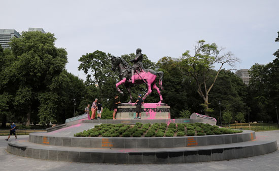 تمثال الملك إدوارد السابع مغطى بالرسم الوردي من أنصار حقوق السكان الأصليين وضد عدم المساواة العرقية فى كندا (1)