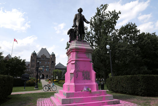 تمثال الملك إدوارد السابع مغطى بالرسم الوردي من أنصار حقوق السكان الأصليين وضد عدم المساواة العرقية فى كندا (3)