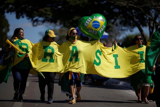 متظاهرون يحملون بالوناً كتبوا عليه هذا بلدي أثناء مشاركتهم في احتجاج لدعم الرئيس البرازيلي