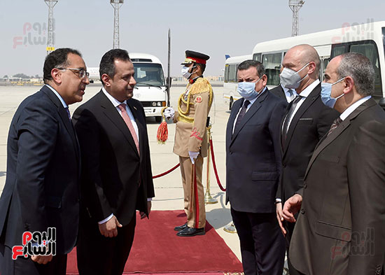 رئيس الوزراء ونظيره اليمنى بمطار القاهر