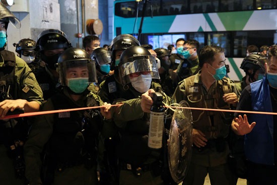 الشرطة ترش الغاز على المتظاهرين