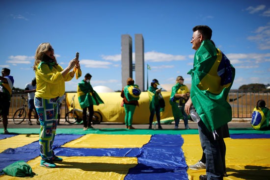 متظاهرون يشاركون في احتجاج لدعم الرئيس البرازيلي جاير بولسونارو أمام المؤتمر الوطني