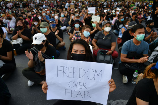 الحرية فوق الخوف.. شعار تحمله فتاة تايلاندية