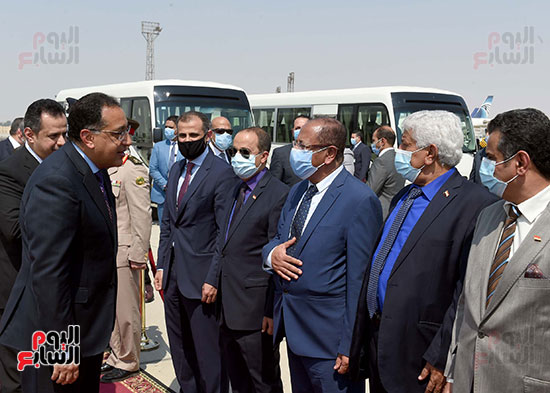 رئيس الوزراء اليمنى والوفد المرافق له يصلون مطار القاهرة