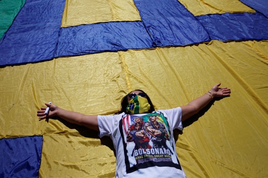 متظاهر يشارك في احتجاج لدعم الرئيس البرازيلي جاير بولسونارو