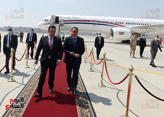 رئيس الوزراء اليمنى يصل مطار القاهرة