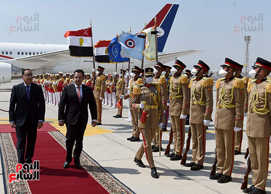 استقبال رئيس الوزراء اليمنى بمطار القاهرة