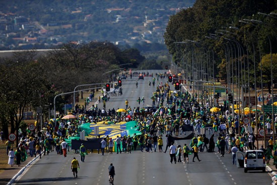متظاهرون يشاركون في احتجاج لدعم الرئيس البرازيلي