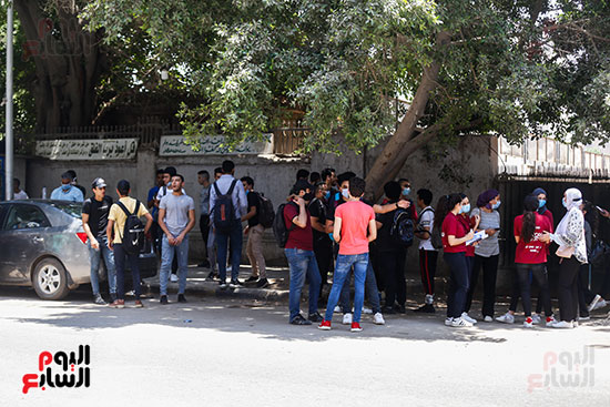الطلاب أمام المدارس بعد إنتهاء الماده