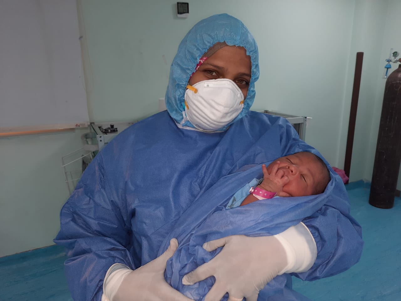 خروج طفلين من حضانة مستشفى الأقصر العام بعد ولادتهم  (2)