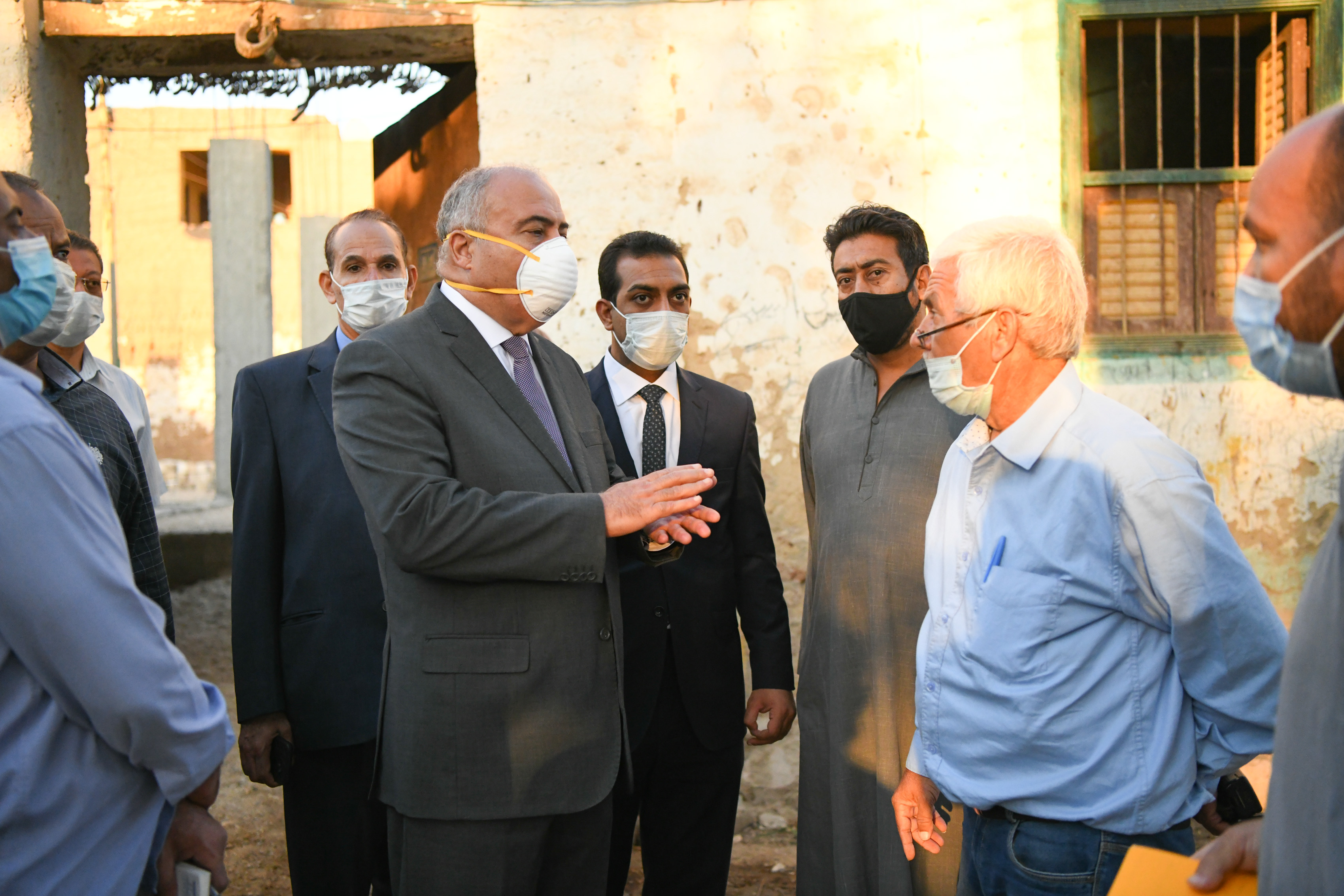 محافظ قنا يتفقدان مشروعات قرى دشنا وأبوتشت (7)