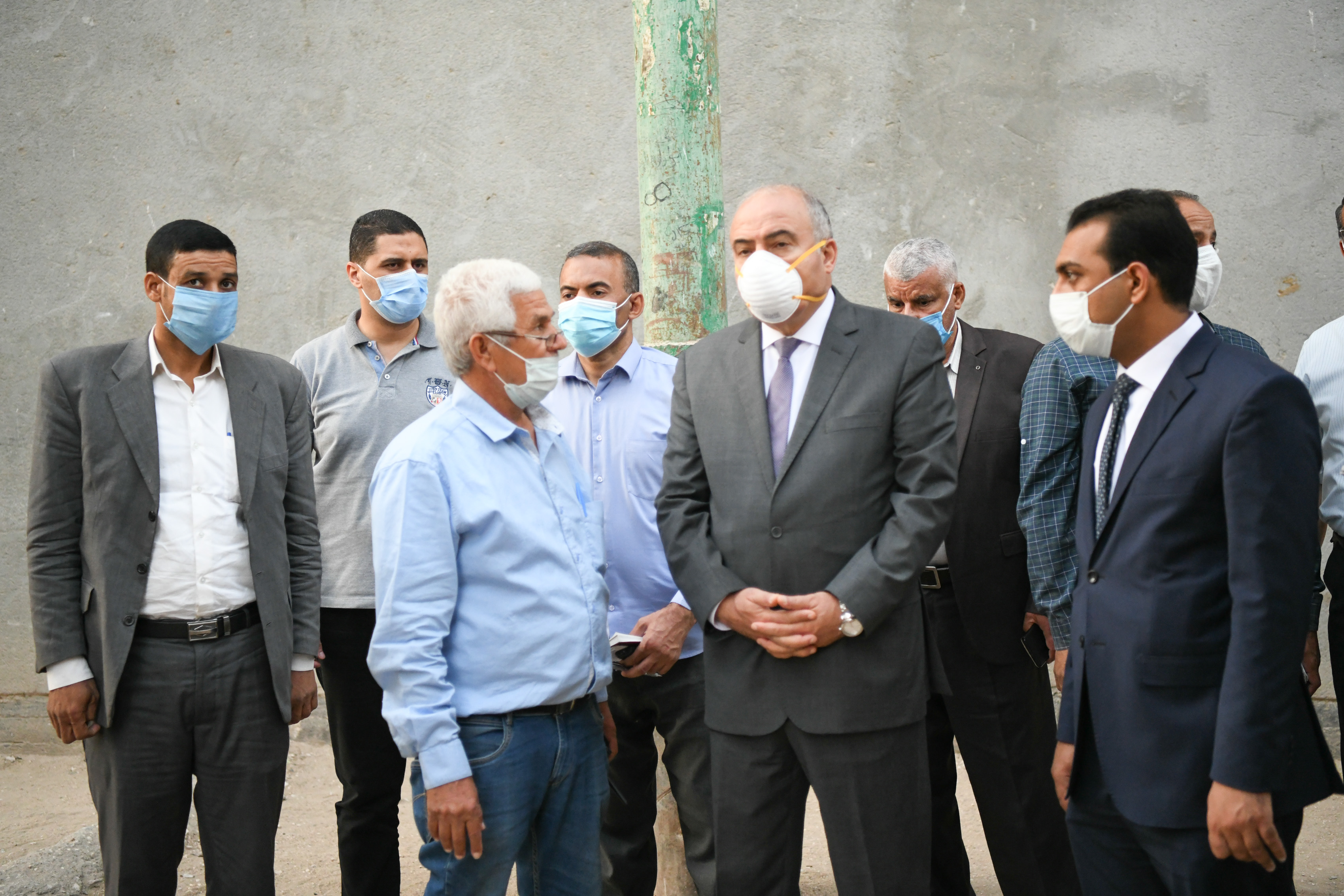 محافظ قنا يتفقدان مشروعات قرى دشنا وأبوتشت (3)