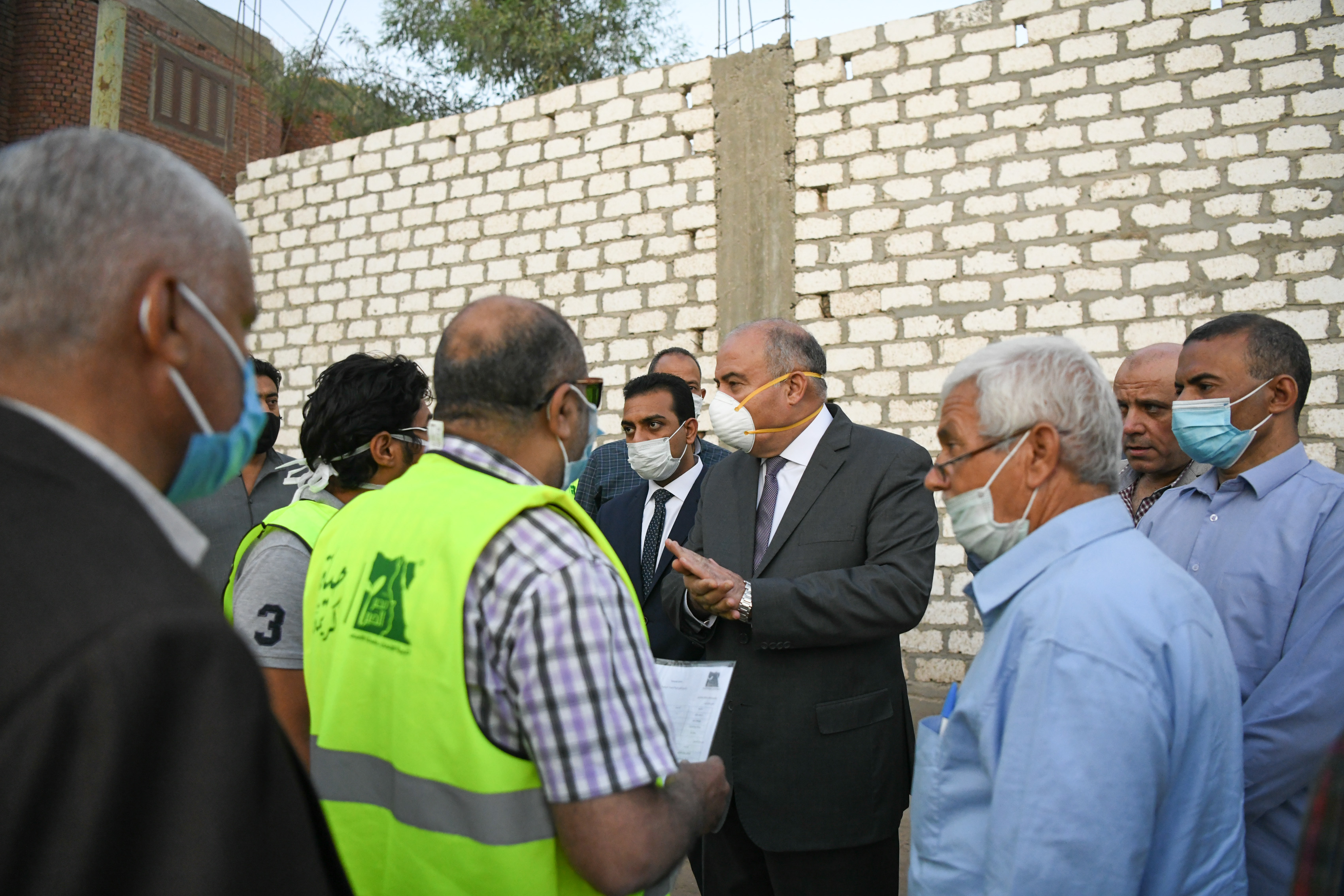 محافظ قنا يتفقدان مشروعات قرى دشنا وأبوتشت (2)