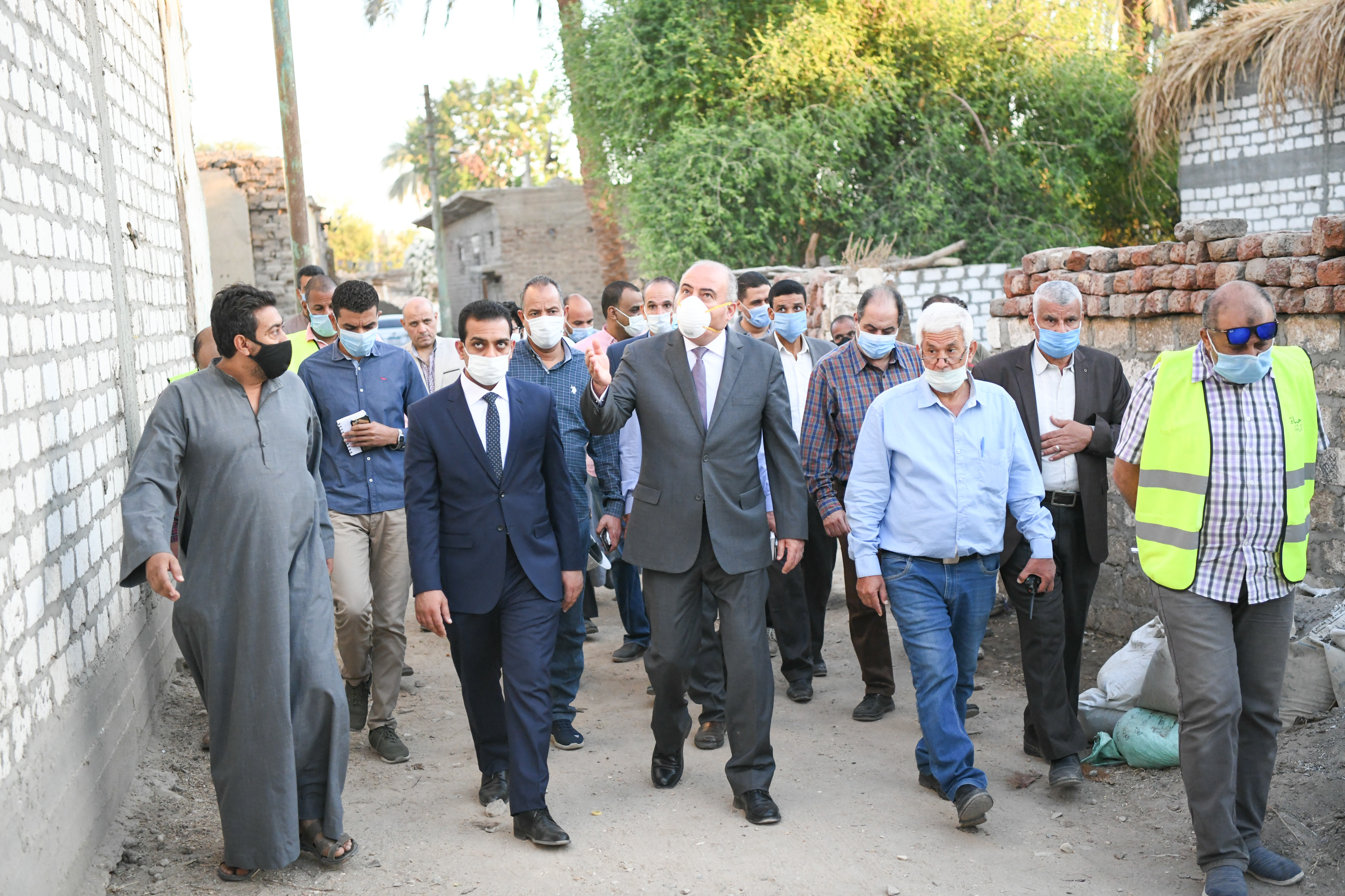 محافظ قنا يتفقدان مشروعات قرى دشنا وأبوتشت (5)