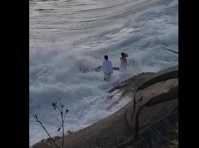 جلسة تصوير عروسين تحولت إلى كابوس بسبب الأمواج في أمريكا.. فيديو (2)