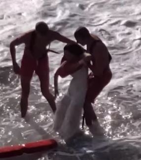 جلسة تصوير عروسين تحولت إلى كابوس بسبب الأمواج في أمريكا.. فيديو (3)