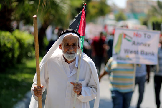 عجوز يشارك فى المظاهرات ويرفع علم فلسطين