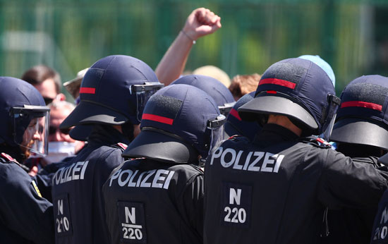 الشرطة النمساوية تتصدى للمهاجرين