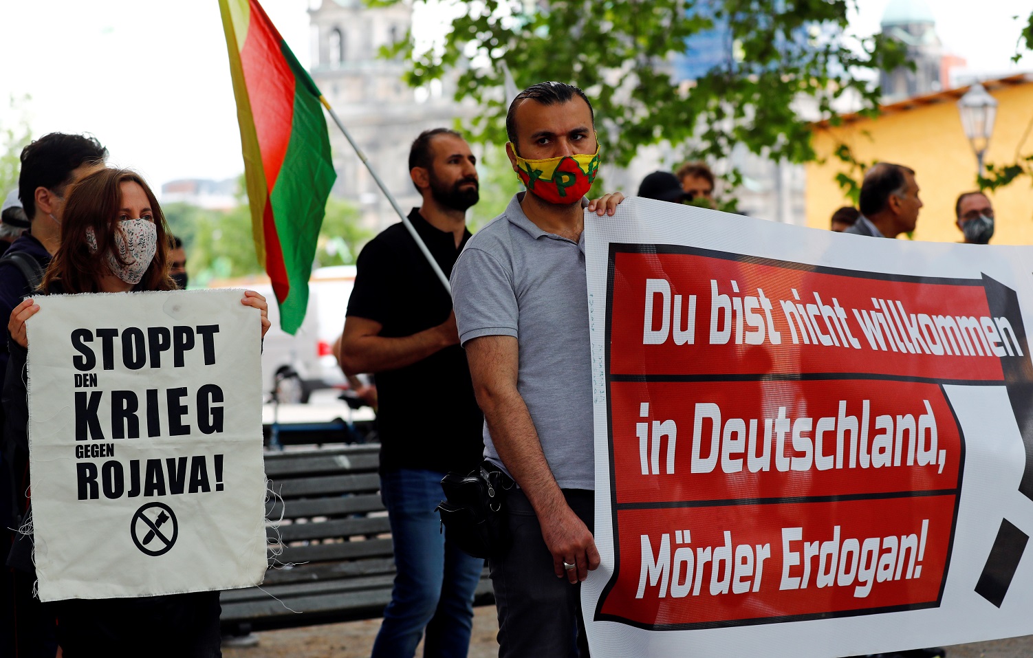 لافتة مكتوب عليها و أنت غير مرحب بك في ألمانيا ، قتل أردوغان