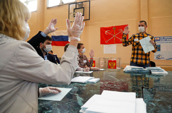 جانب من عمليات فرز الأصوات باستفتاء روسيا