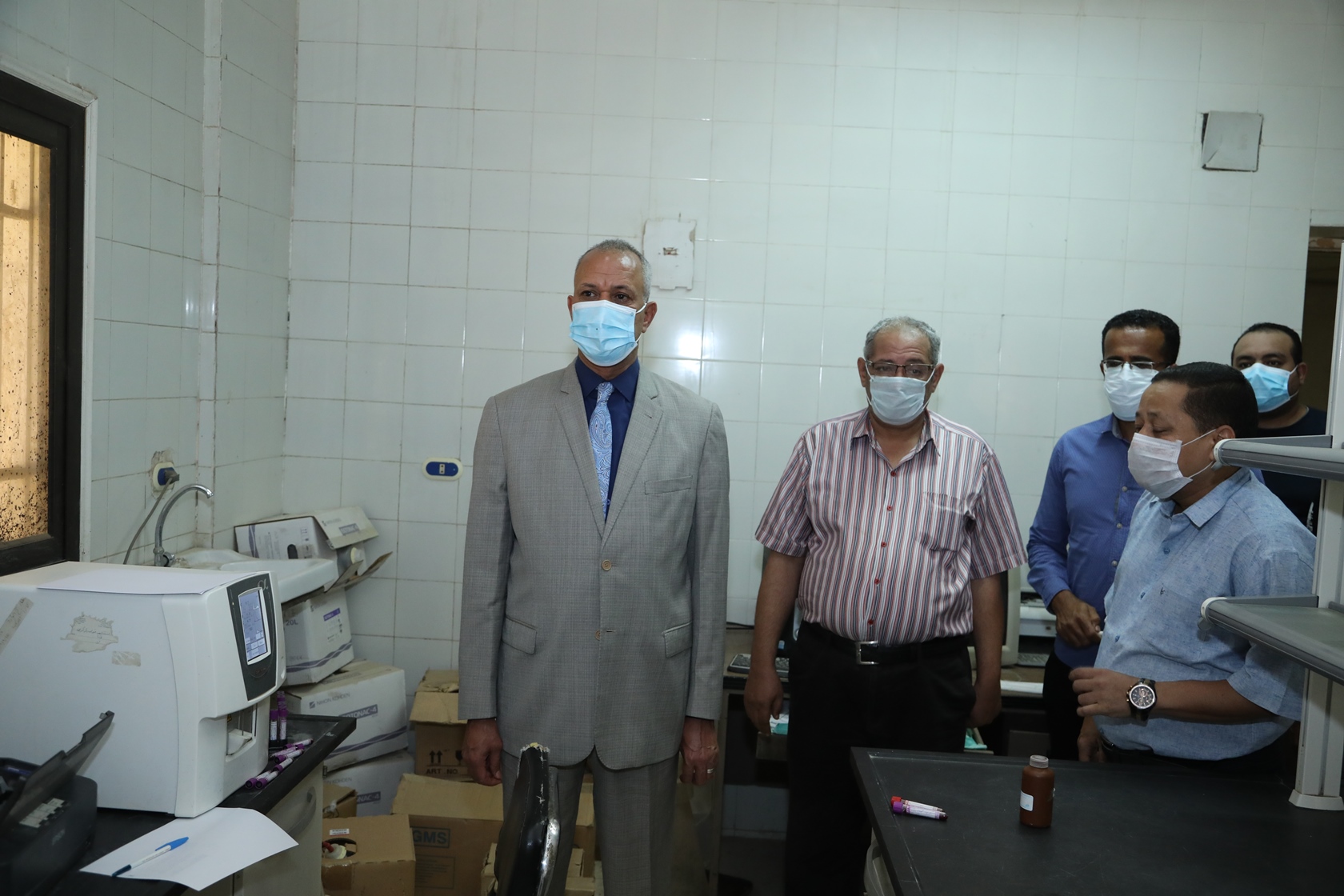 سكرتير عام محافظة قنا خلال زيارته للمستشفى (12)