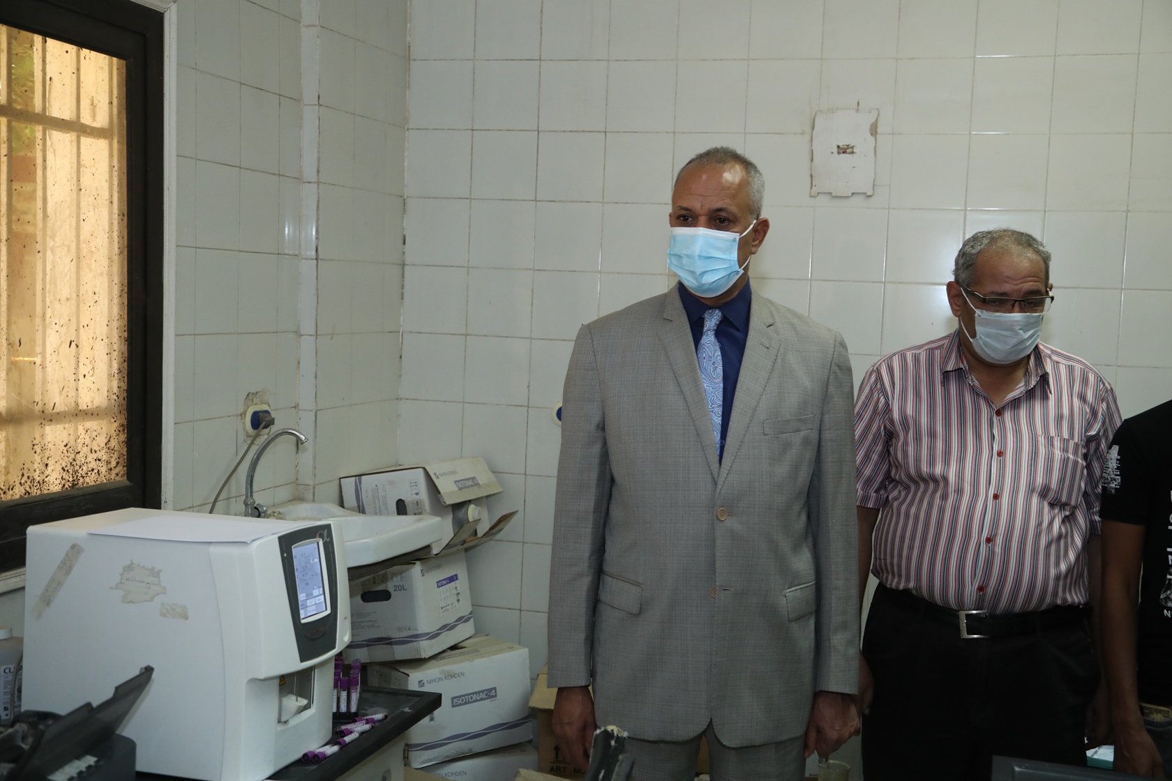 سكرتير عام محافظة قنا خلال زيارته للمستشفى (10)