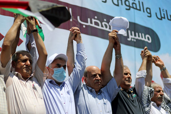 تشابك أيدى المتظاهرين للتعبير عن وحدتهم ضد الاحتلال