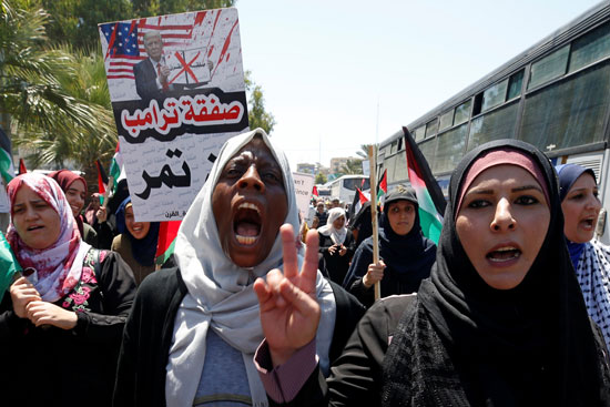 هتافات ولافتات خلال مشاركة السيدات فى مظاهرات فلسطين ضد خطة الاحتلال بضم مناطق من الضفة الغربية