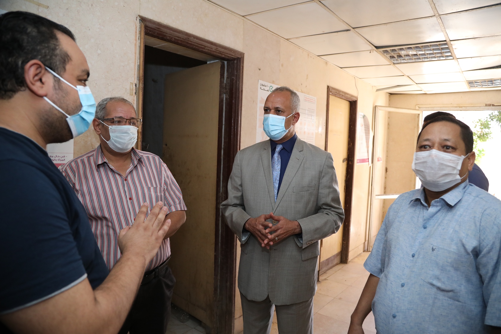 سكرتير عام محافظة قنا خلال زيارته للمستشفى (9)