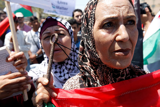 السيدات يحملن علم فلسطين خلال المظاهرة