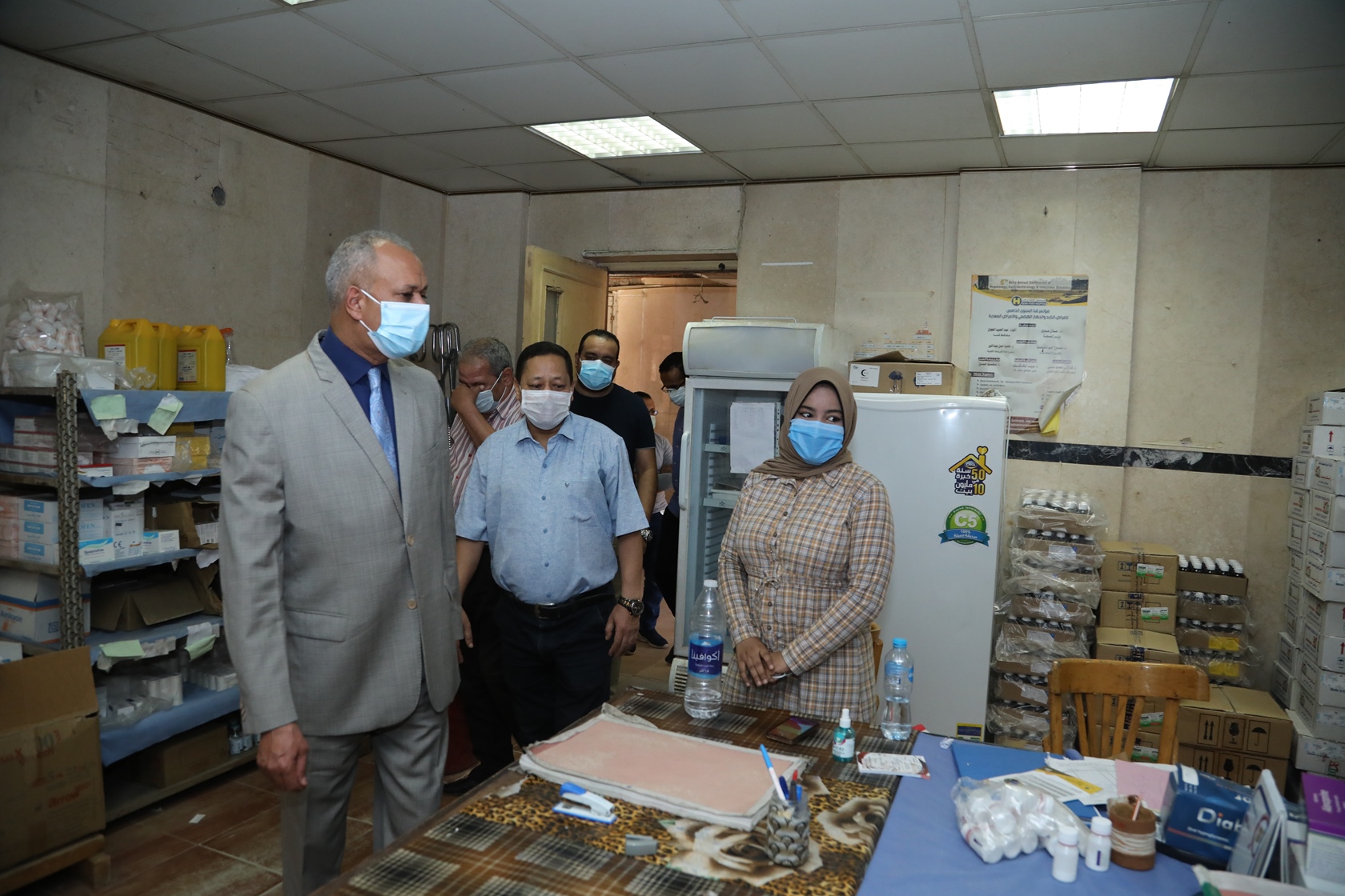 سكرتير عام محافظة قنا خلال زيارته للمستشفى (3)