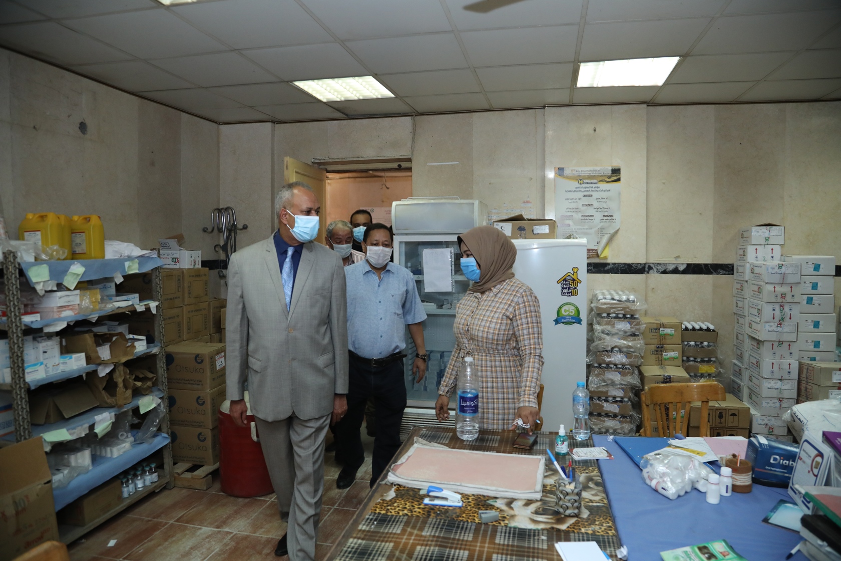 سكرتير عام محافظة قنا خلال زيارته للمستشفى (4)