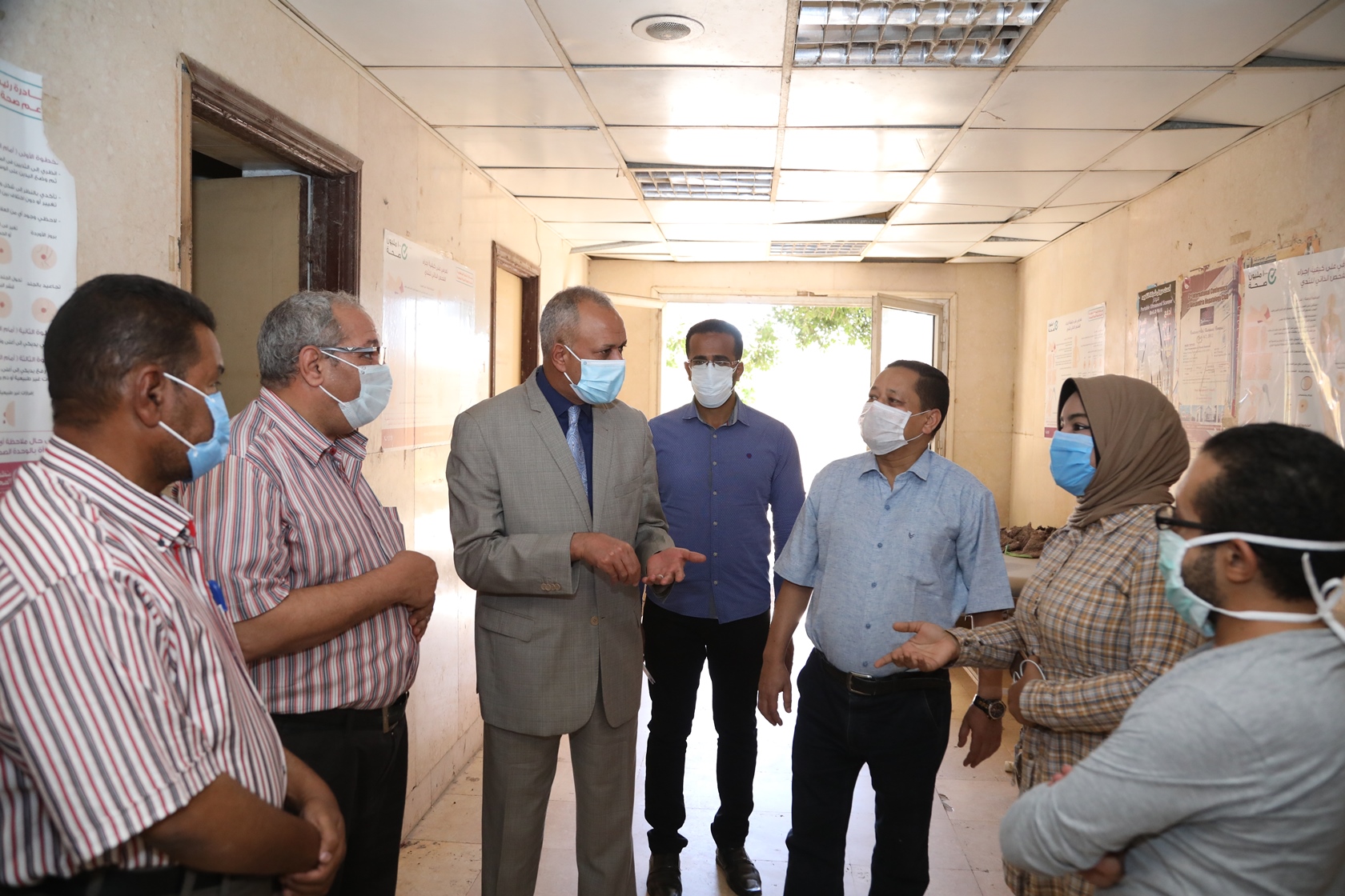 سكرتير عام محافظة قنا خلال زيارته للمستشفى (6)