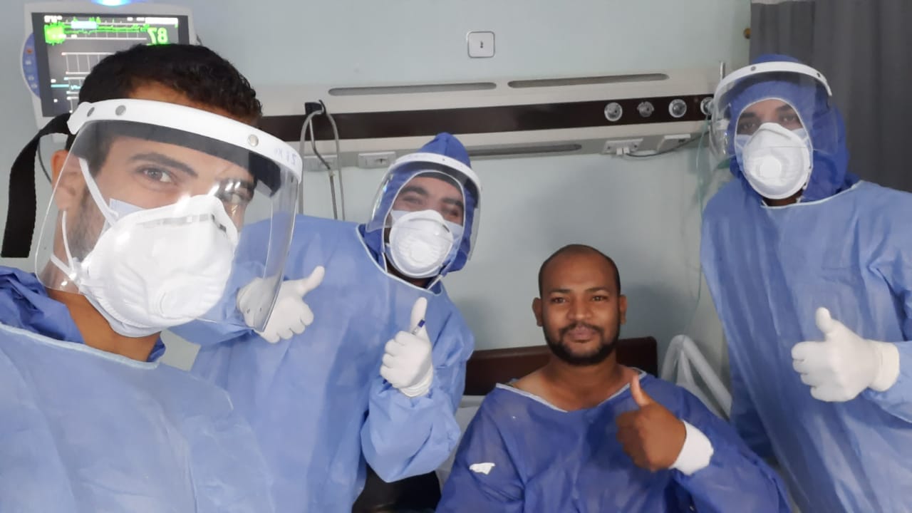مستشفى الأقصر العام تعلن خروج 12 حالة بعد شفاؤهم من فيروس كورونا (1)